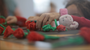 La celebración de Sant Jodi vuelve a la normalidad en las escuelas
