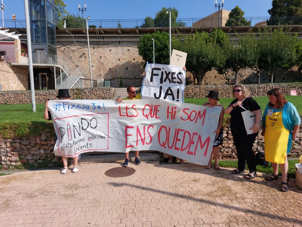 grup manifestants de l'Associació d'Interins Docents, PINDO, manifestant-se al carrer