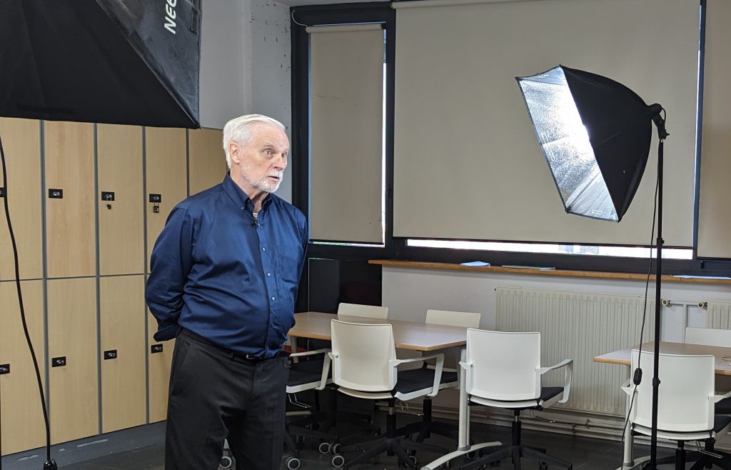 Dr. Peter Bishop durante la entrevista