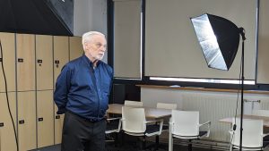 Dr. Peter Bishop durante la entrevista