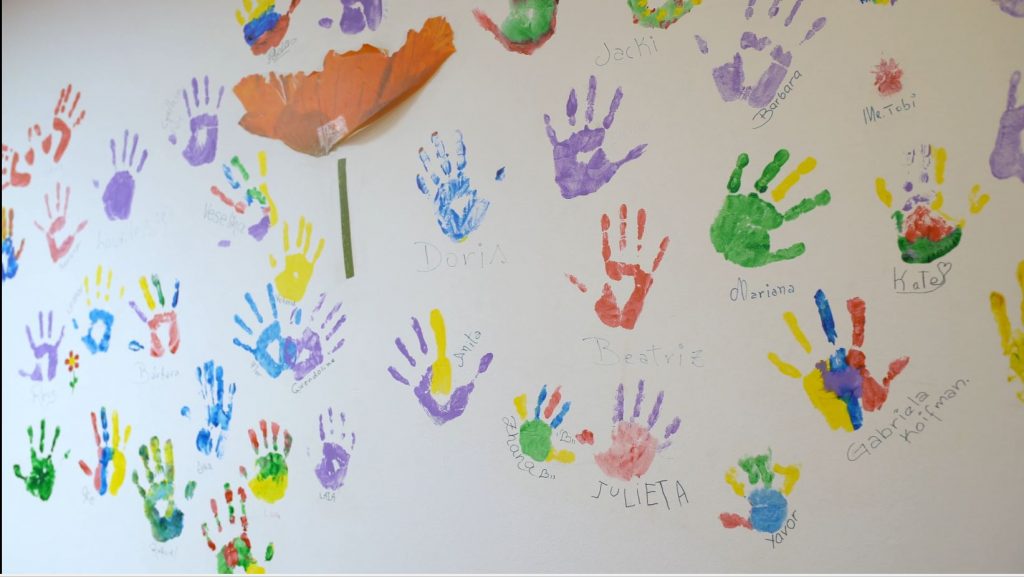 manos pintadas en la pared de la Asociación Catalana de Familia Monoparentales