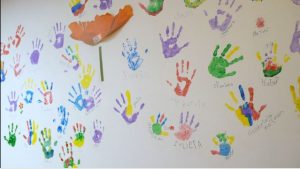 manos pintadas en la pared de la Asociación Catalana de Familia Monoparentales