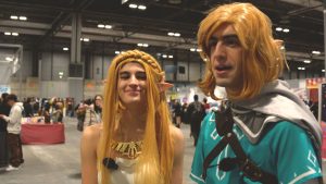 dos visitantes de la Japan Weekend en cosplay disfrazados de personajes de anime