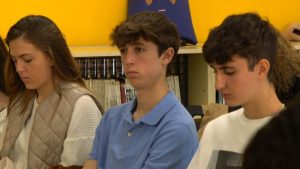 alumnos de bachillerato asistiendo a la presentación del informe