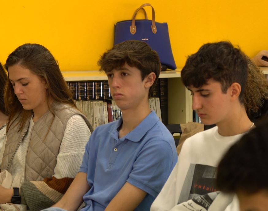 alumnos de bachillerato asistiendo a la presentación del informe