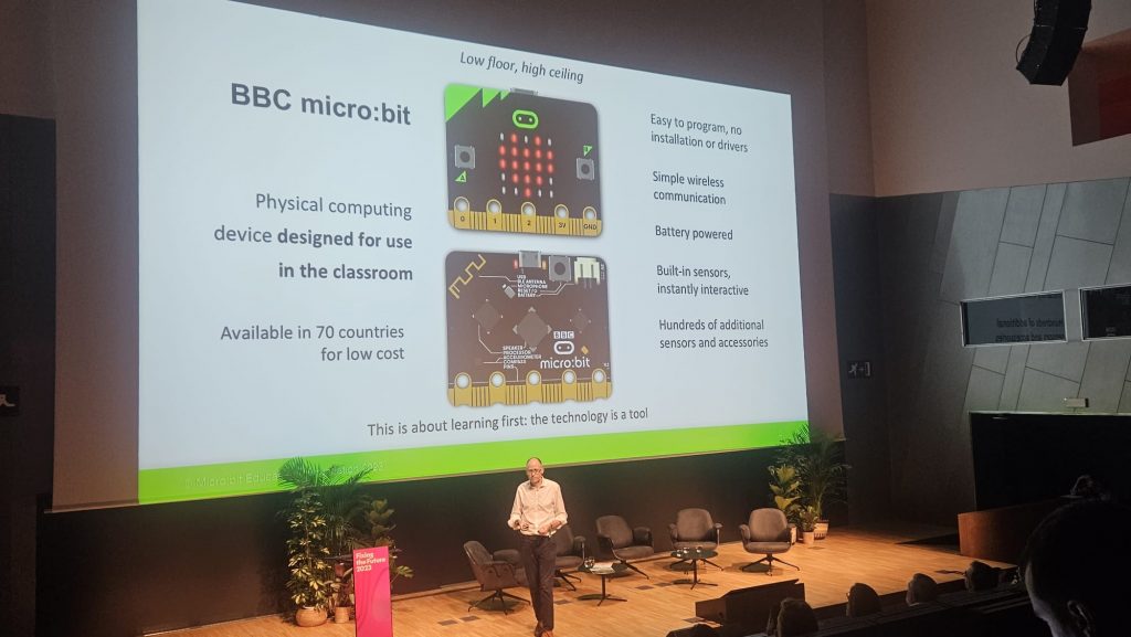 imagen de Gareth Stockdale, CEO de Micro:bit foundation en el festival Fixing the Future