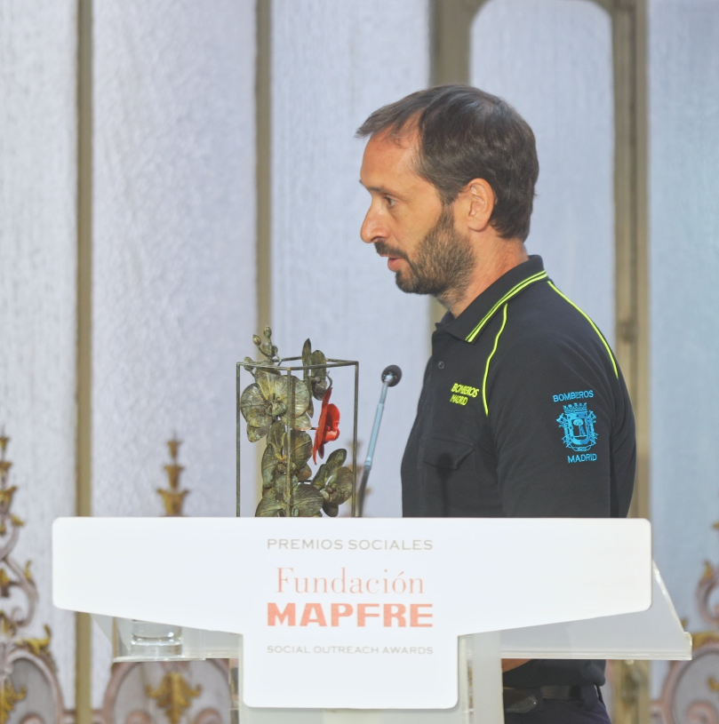 sergio tubío recibiendo el galardón en los Premios Proyectos Sociales de la Fundación Mapfre