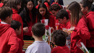 Alumnos en un colegio de Barcelona celebrando Sant Jordi, día internacional del libro