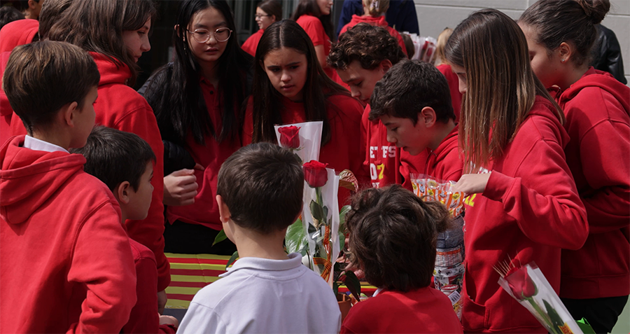 Alumnos en un colegio de Barcelona celebrando Sant Jordi, día internacional del libro