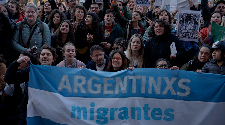 Argentinos migrantes en Barcelona se manifiestan por el futuro de la educación en Argentina.