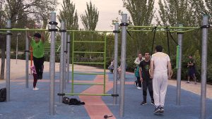 Parque de Barras la Peseta en Madrid, practicando calistenia