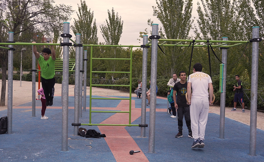 Parque de Barras la Peseta en Madrid, practicando calistenia