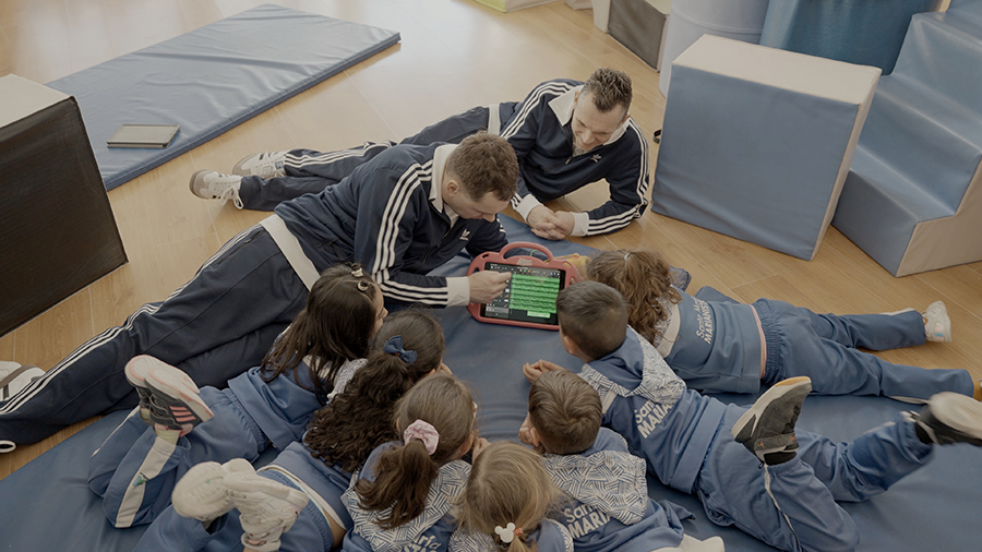 alumnos del colegio Sta. María de Orcasitas, Madrid, con expertos finlandeses sobre educación en historia y patrimonio
