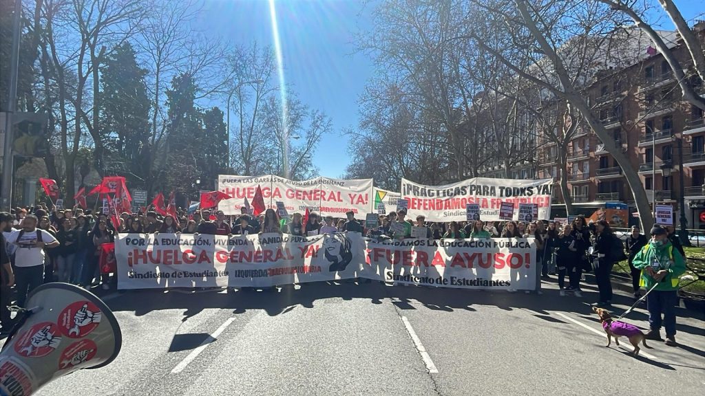 Imagen de la cabecera de la manifestación por una educación pública en Madrid