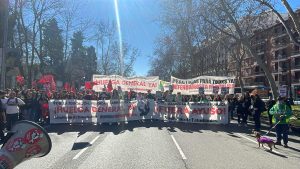 Imagen de la cabecera de la manifestación por una educación pública en Madrid