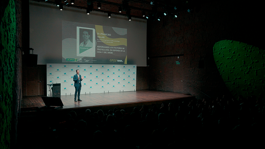 Francisco Villar, doctor en Psicología UAB, en su ponencia en el Emotour 2025, Madrid