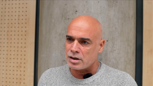 David Juárez, arquitecto fundador de Staddle3 durante la entrevista en el COAC.