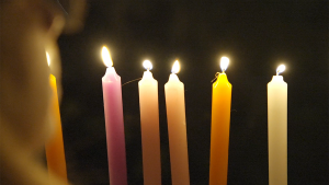 Velitas, música y tradición para sentirse cerca de casa durante las fiestas. 7 diciembre la comunidad colombiana empieza a celebrar la navidad.