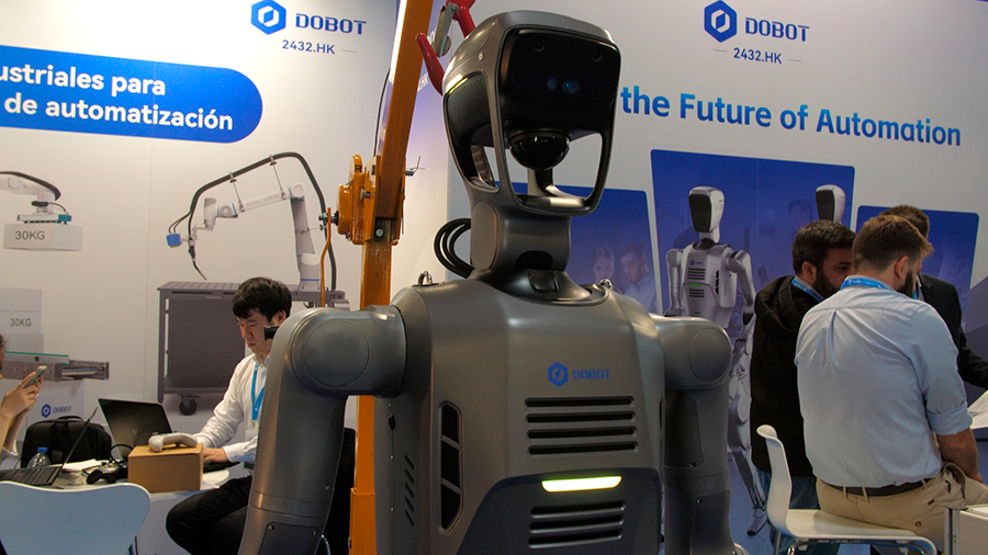 Un robot humanoide en el congreso de Advanced Factories sobre robótica y automatización en el stand de Dobot, Barcelona, mayo 2026
