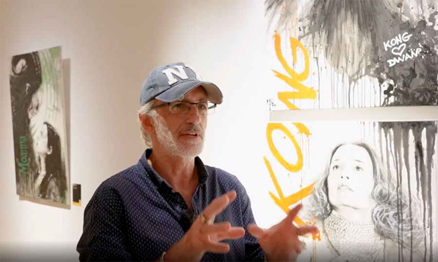 EL pintor Mo Caró explicando su exposición en el Centre Cultural Miramar de Sitges, en el Sitges Film Festival