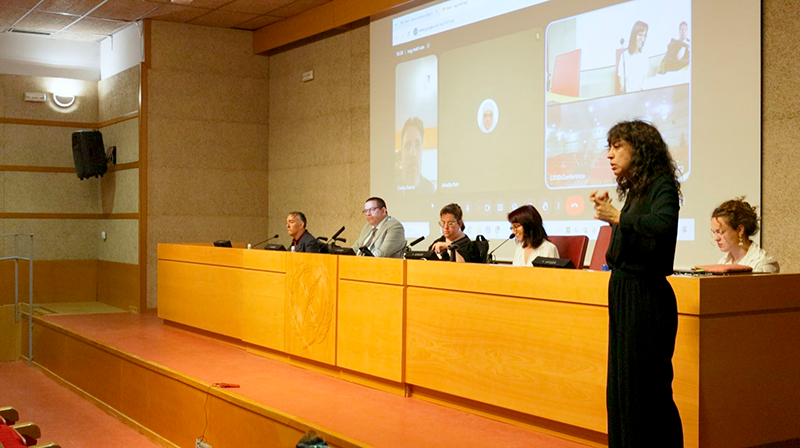 Mesa redonda de CIDID 2026, con Juan Pablo Salazar, de CAF, y Javier Monferrer, de la Universitat de València. En primer plano, una intérprete de lengua de signos.